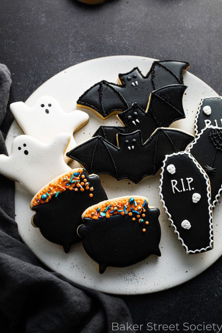 Spooky Halloween Cookies: Ghosts, Bats, and Cauldrons with Intricate Designs and Festive Sprinkles.