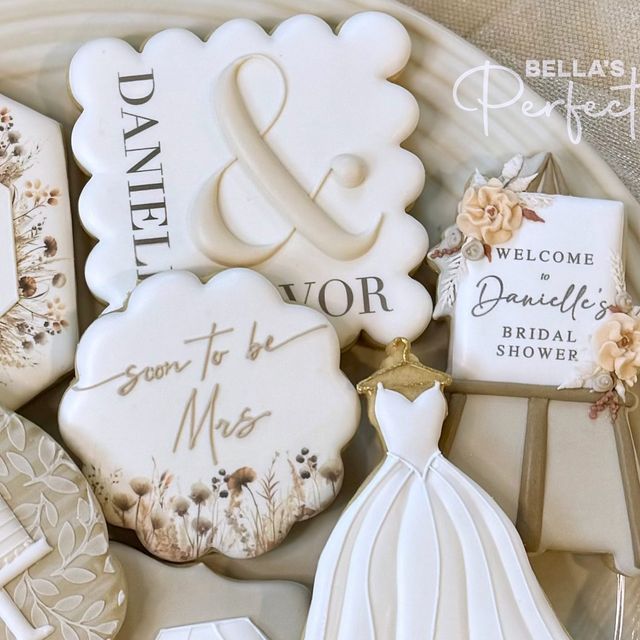 Charming Bridal Cookies: Delicate Floral Designs for a Joyous Celebration.