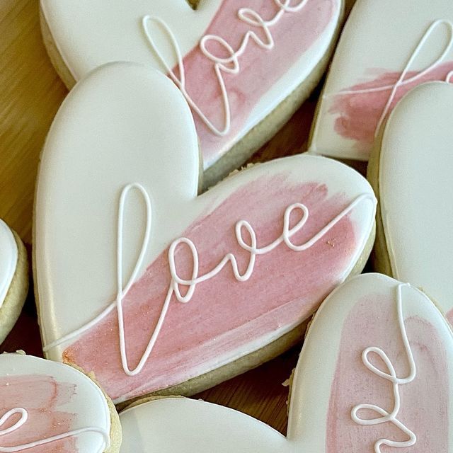 Delicately Designed Heart-Shaped Cookies: A Romantic Treat for Special Occasions.