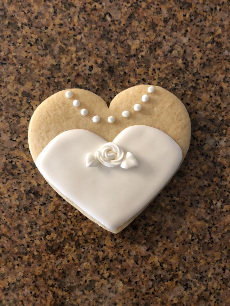 Romantic Heart-Shaped Cookie with Elegant Icing and Pearl Accents for Special Occasions.