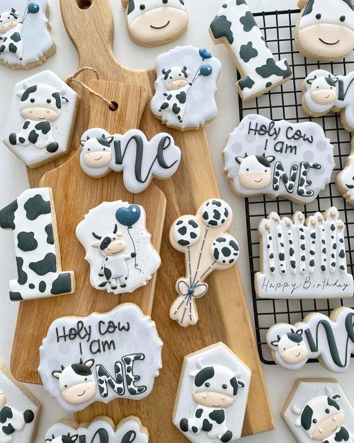 Whimsical Cow-Themed Decorative Cookies for Fun Celebrations.