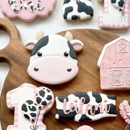 Playful Farm-Themed Colorful Cookies Featuring a Cheerful Cow Centerpiece.