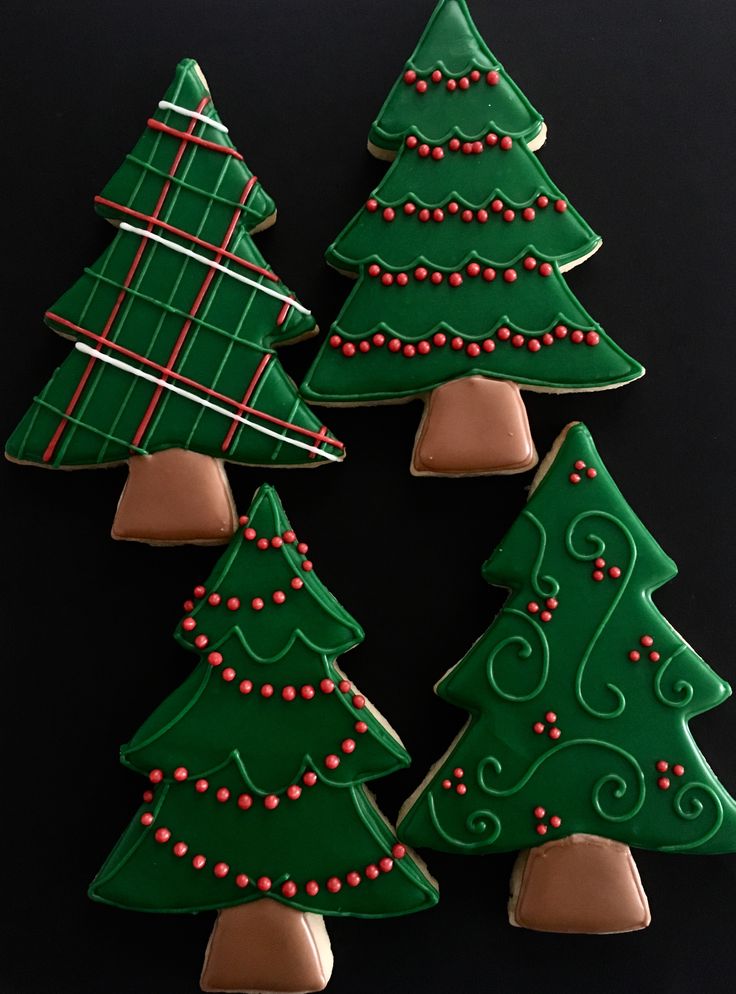 Decorative Christmas Tree Cookies: Festive Treats with Vibrant Icing and Cheerful Accents.