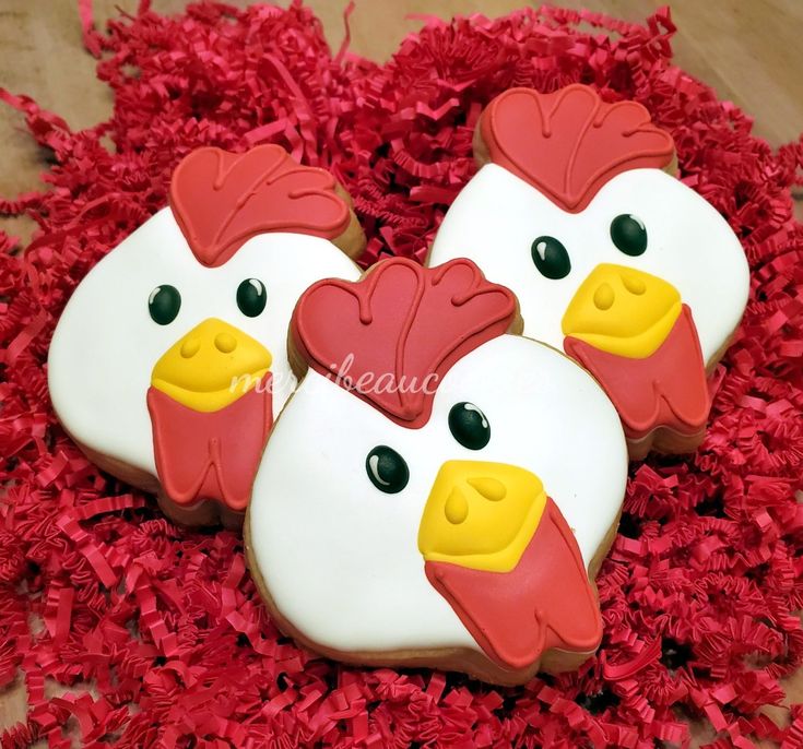 Playful Chicken-Themed Cookies with Cheerful Designs for Festive Occasions.