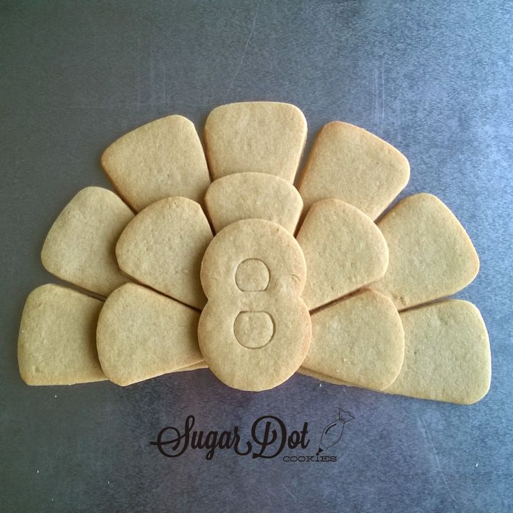 Elegant Fan-Shaped Decorative Cookie Art for Celebrations.