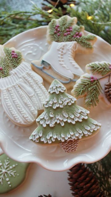 Intricately Designed Winter-Themed Festive Cookies for a Cozy Holiday Atmosphere.