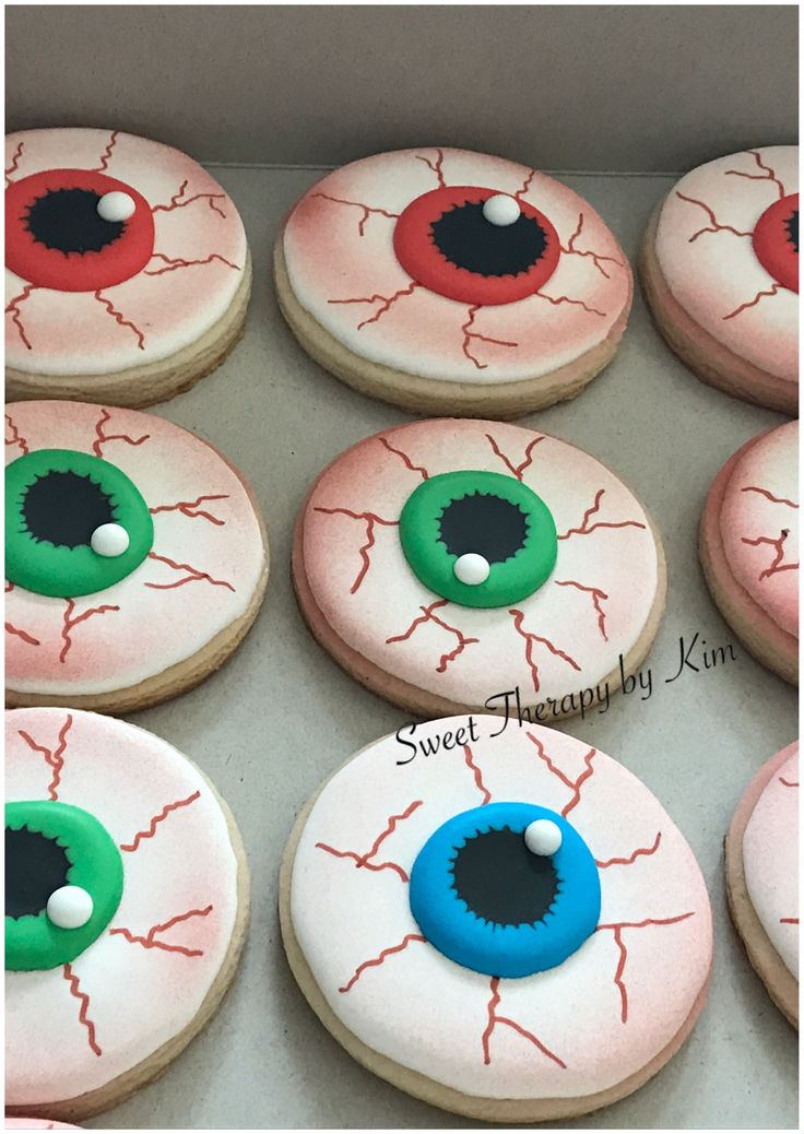 Artistic Eyeball Cookies: A Playful and Spooky Treat for Halloween Festivities.