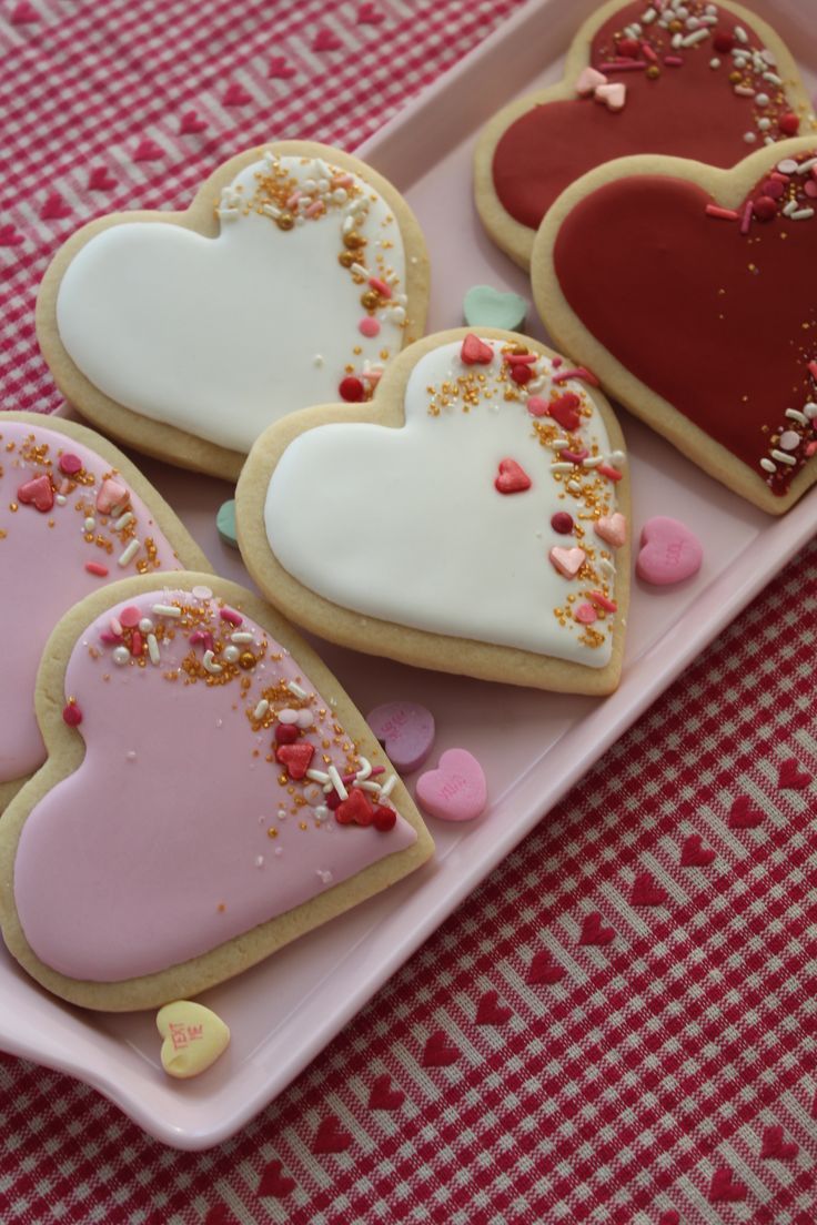 Charming Heart-Shaped Cookies: Delightful Pastel Colors for Romantic Occasions.