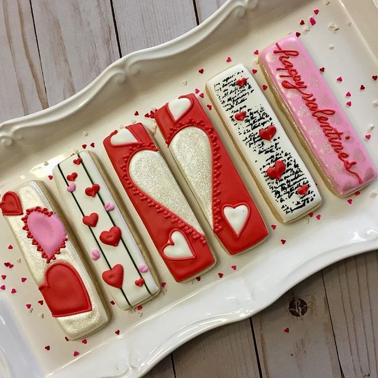 Romantic Themed Decorative Cookies: Intricate Designs for Valentine's Day Celebrations.