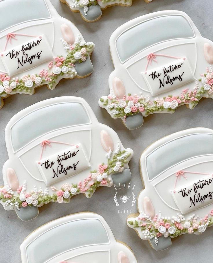 Vintage Car-Shaped Cookies with Floral Accents: A Whimsical Delight for Celebrations.