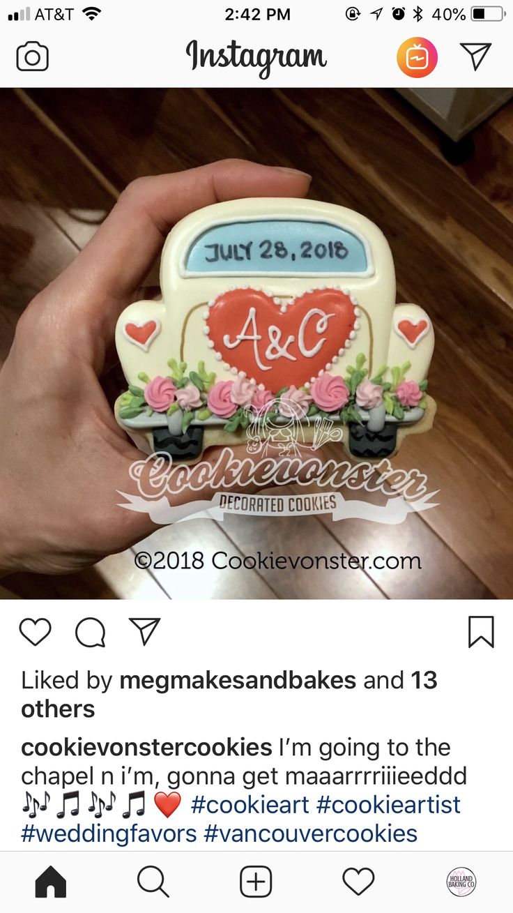 Vintage Floral Car Cookie: A Creative Wedding Favor Celebrating Love.