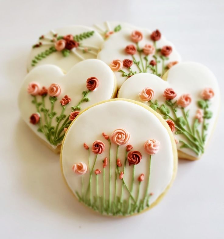 Charming Floral-Inspired Decorated Cookies Perfect for Celebrations and Gifts.