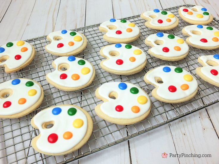 Vibrant Palette-Shaped Cookies: Delightful Treats for Art-Themed Celebrations.