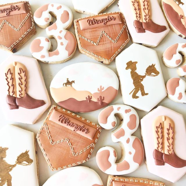 Western-Themed Decorative Cookies: Intricate Designs with Rustic Charm