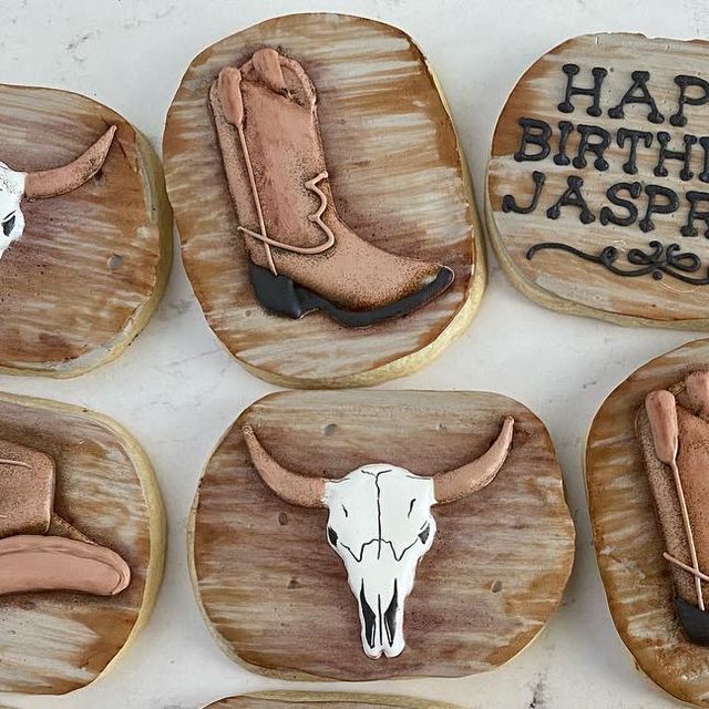 Western-themed decorative cookies showcasing cowboy boots and sculpted skulls, ideal for rustic celebrations.