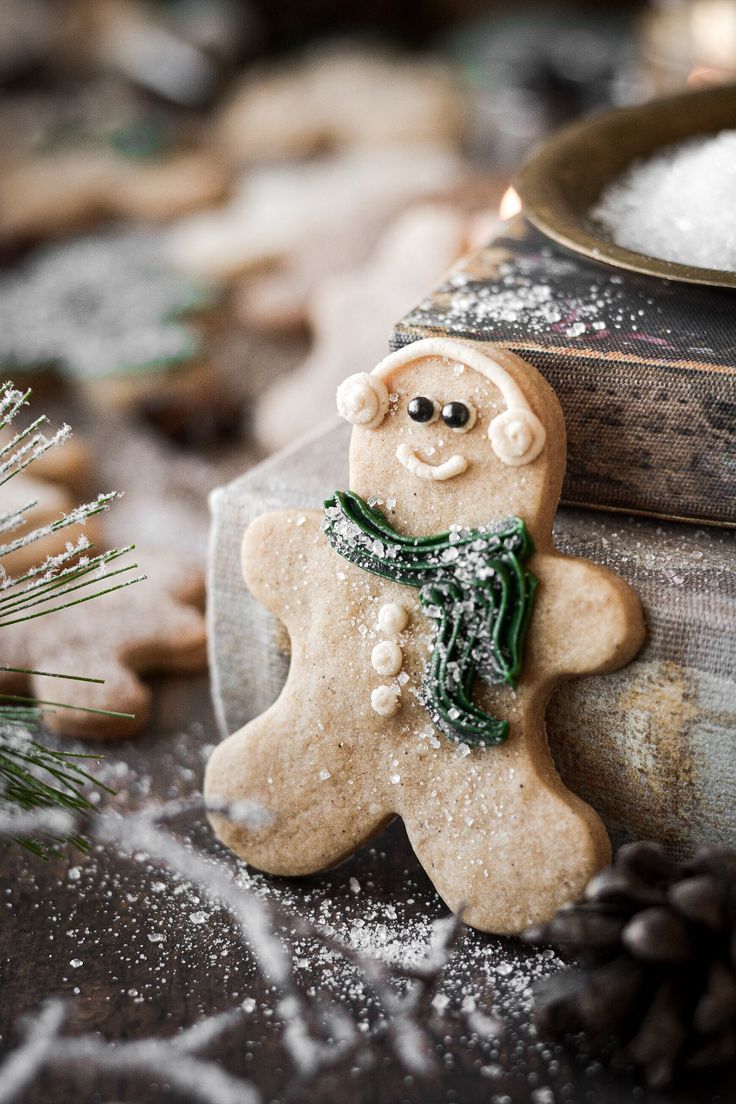 Charming Gingerbread Cookie Design Captures Festive Holiday Spirit