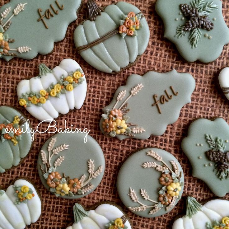 Autumn-Inspired Cookies: Elegant Pumpkin Designs with Floral Accents for Seasonal Gatherings