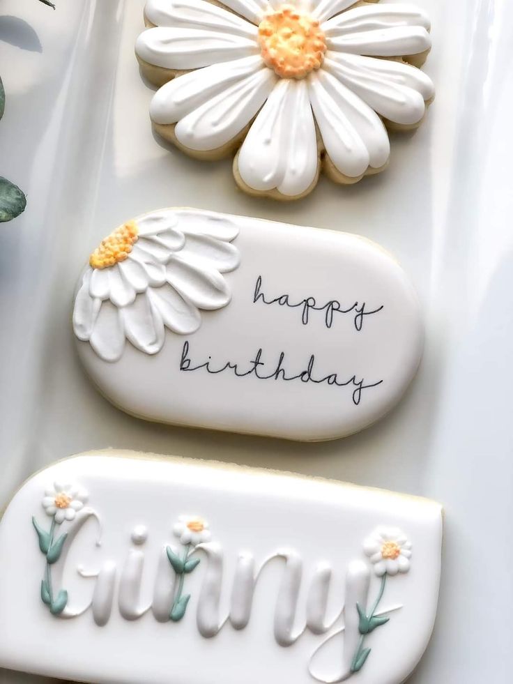 Delicate Floral-Themed Cookies with Daisy Design and Personalized Touch.