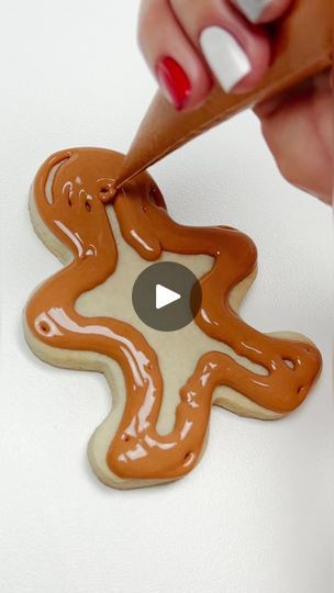 Charming Gingerbread Man Cookie Design with Creative Piping Technique.