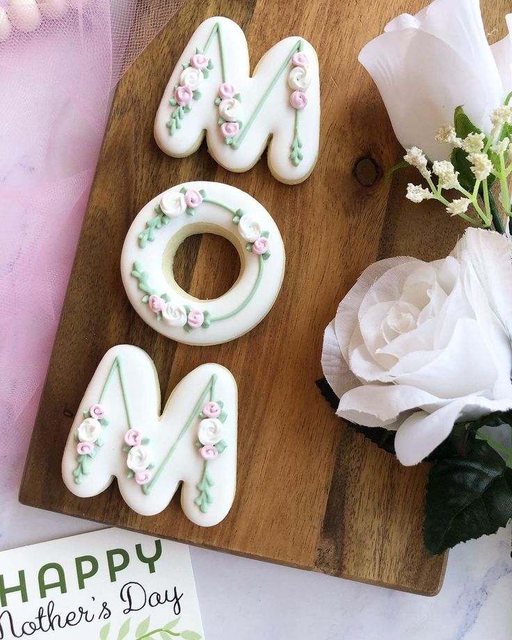 Charming Floral Cookie Design in Soft Pastels for Special Occasions.