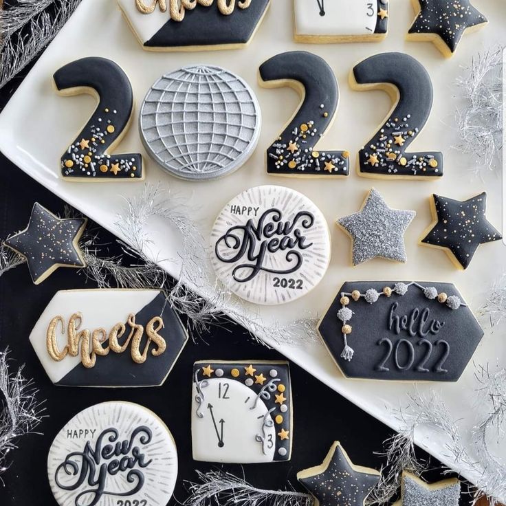 Elegant Black, Gold, and White New Year-Themed Cookies with Intricate Designs and Festive Aesthetics.