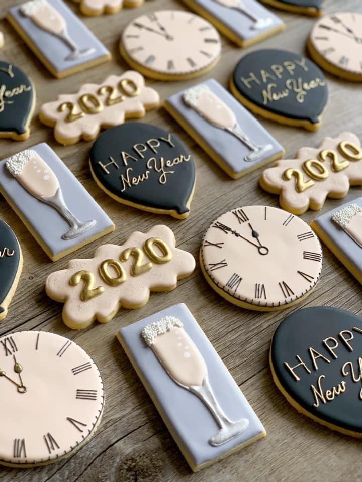 Elegant Festive Cookies: Sophisticated Designs for New Year Celebrations.