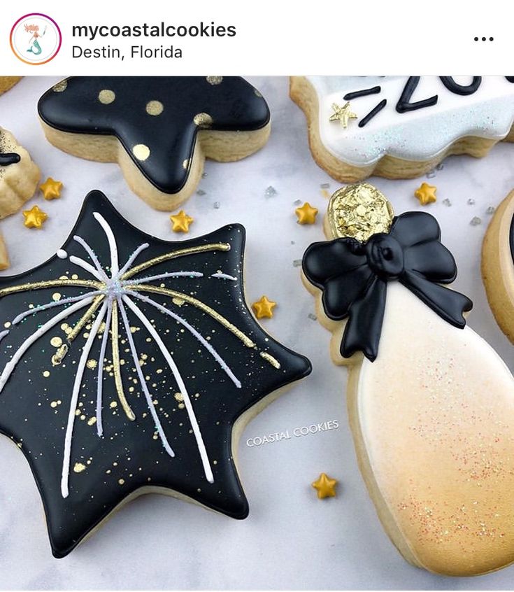 Festive Decorative Cookies: Elegant Black and Gold Stars with Champagne Bottle Design.