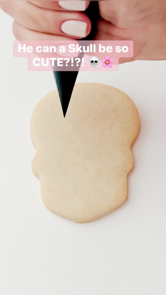 Charming Skull Cookie Design: Adorable Twist for Themed Celebrations.