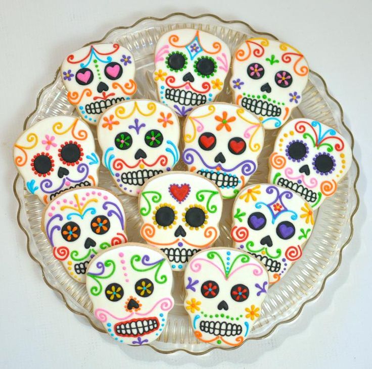 Vibrant Decorative Sugar Skull Cookies: A Festive Culinary Art Display