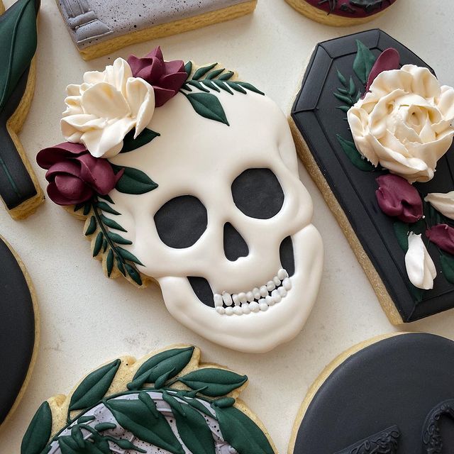 Elegant Floral Skull Cookie Design: A Spooky Yet Sophisticated Treat.