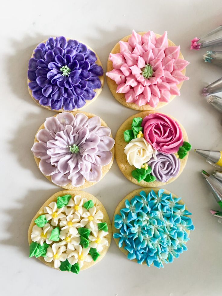 Elegant Floral-Inspired Cookie Designs with Vibrant Buttercream Decor