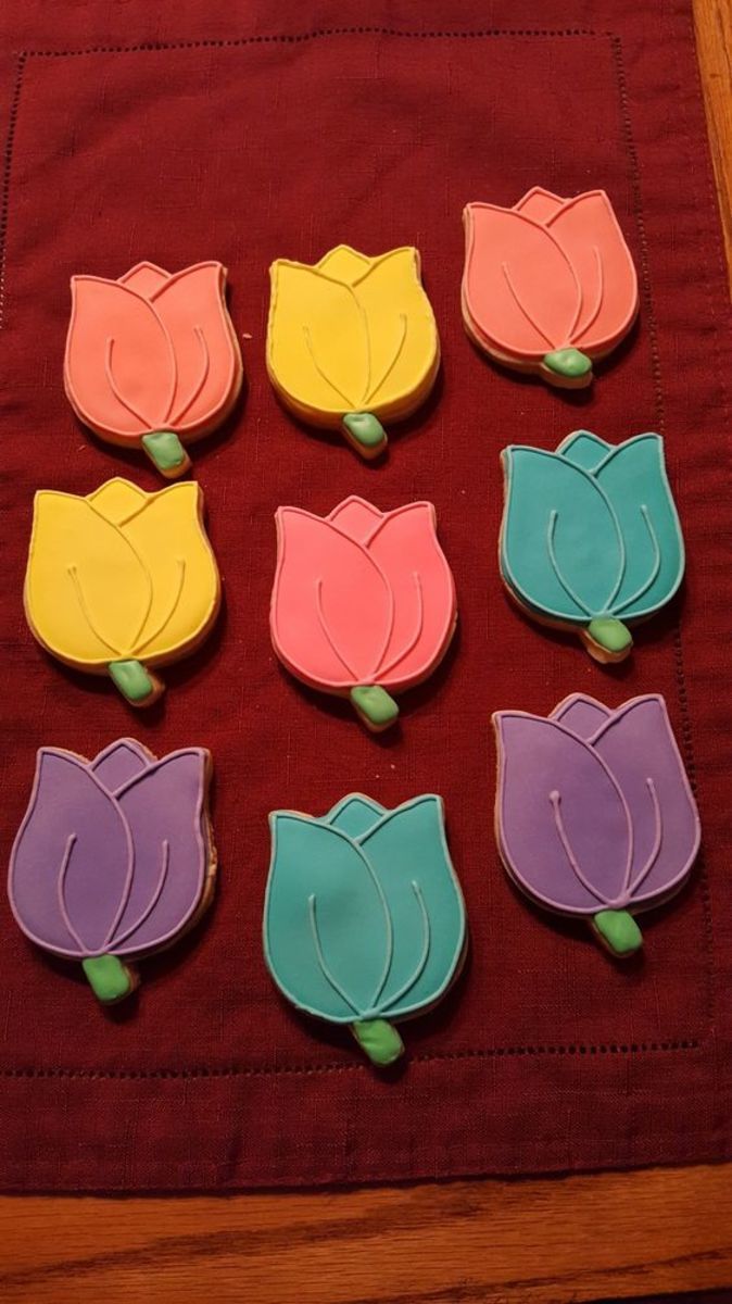 Vibrant Tulip-Shaped Cookies: Perfect Spring Treats with Delicate Icing Details.