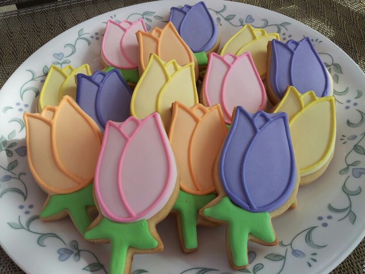 Vibrant Floral Cookies: Charming Spring Treats in Tulip Designs