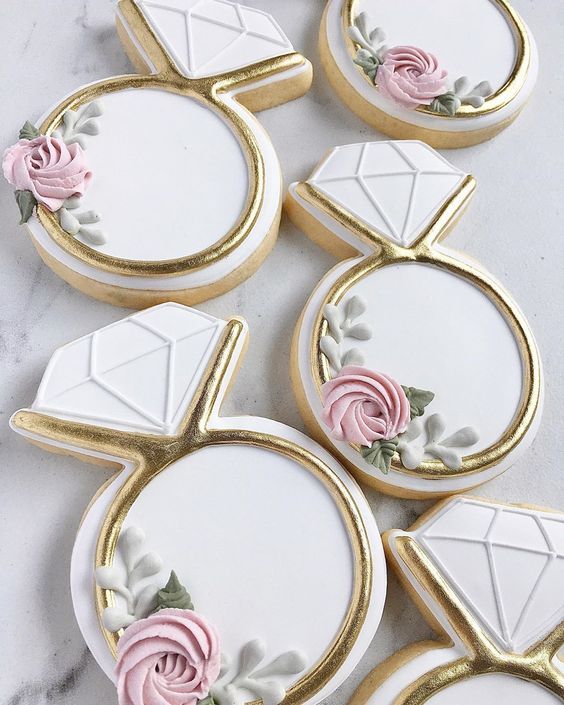 Romantic Engagement Ring-Inspired Cookies: A Playful Motif for Sophisticated Nail Art.