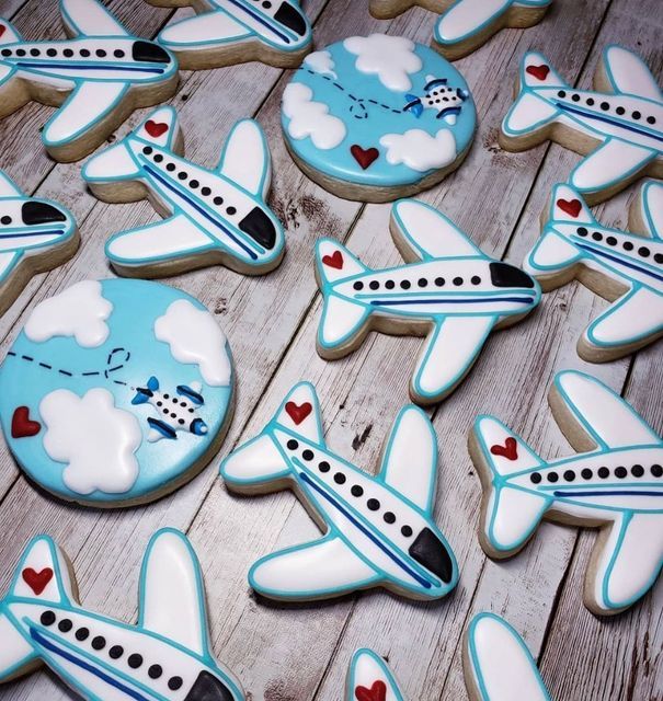 Whimsical Airplane-Themed Cookies: A Charming Treat for Travel Enthusiasts