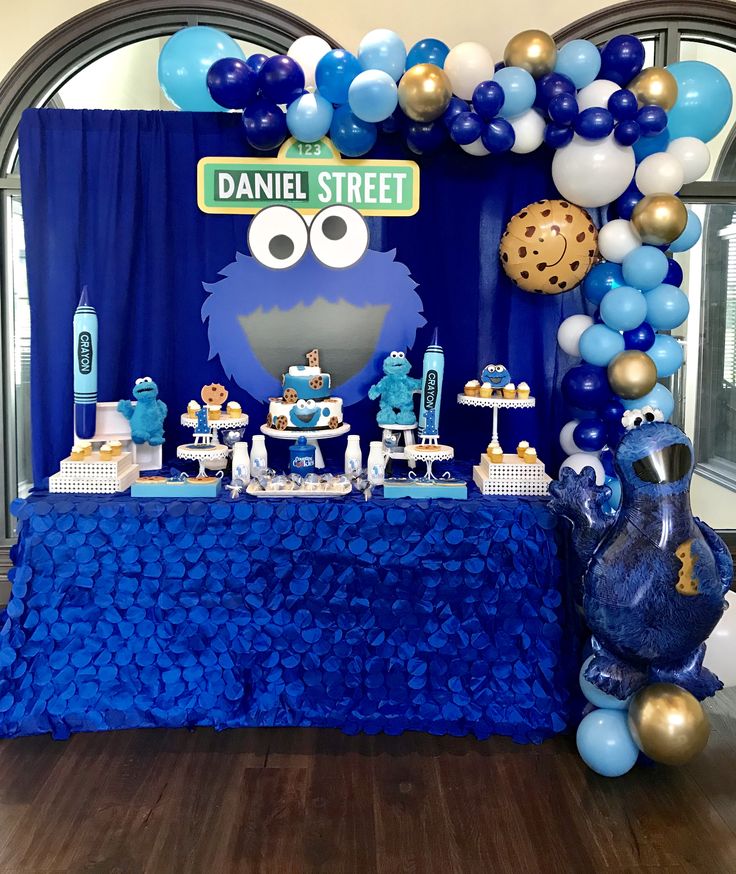 Vibrant Blue-Themed Dessert Table: A Festive Array of Treats and Decorations.