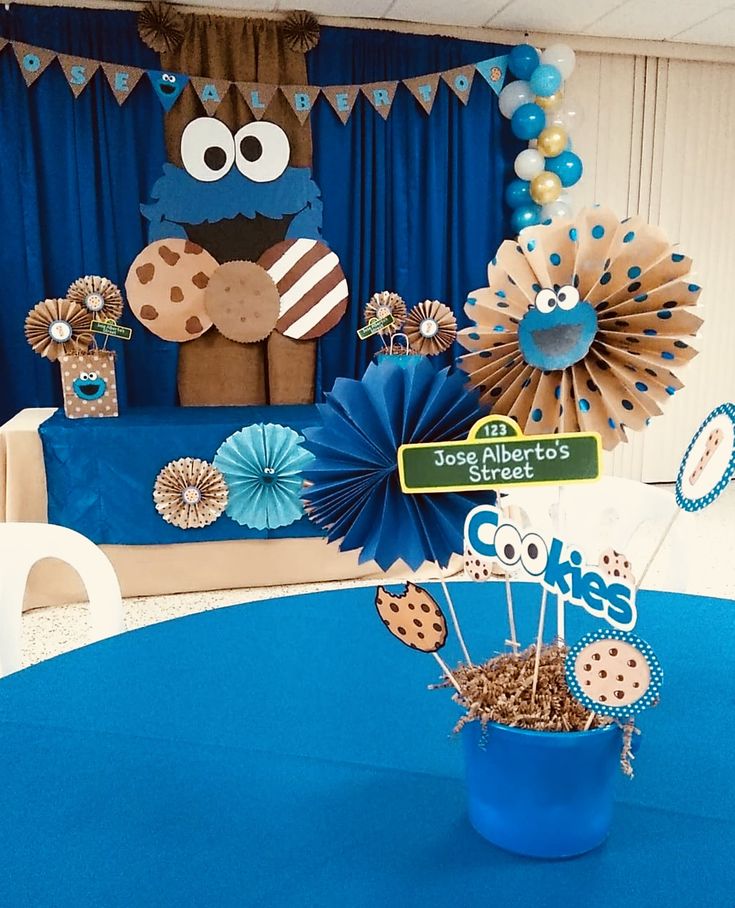 Vibrant Blue and Brown Cookie-Themed Party Decorations for a Festive Atmosphere.