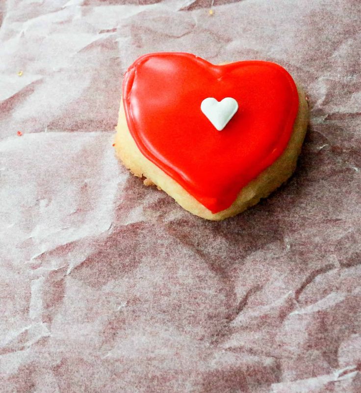 Heart-Shaped Cookie Design: A Vibrant Love-Inspired Inspiration for Nail Art.