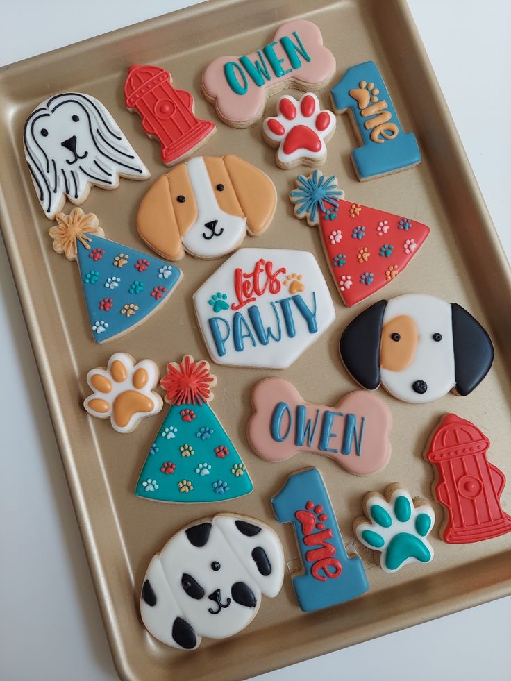 Festive Decorated Cookies with Playful Dog Designs for Pet-Themed Celebrations.