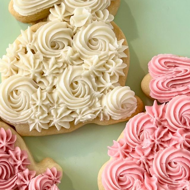 Elegant Pink and White Swirled Decorative Cookies: A Blend of Artistry and Aesthetics for Celebrations.