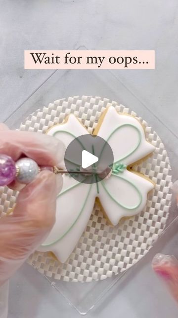 Masterful Cookie Decoration: Crafting Intricate Bow Designs with Artistic Precision