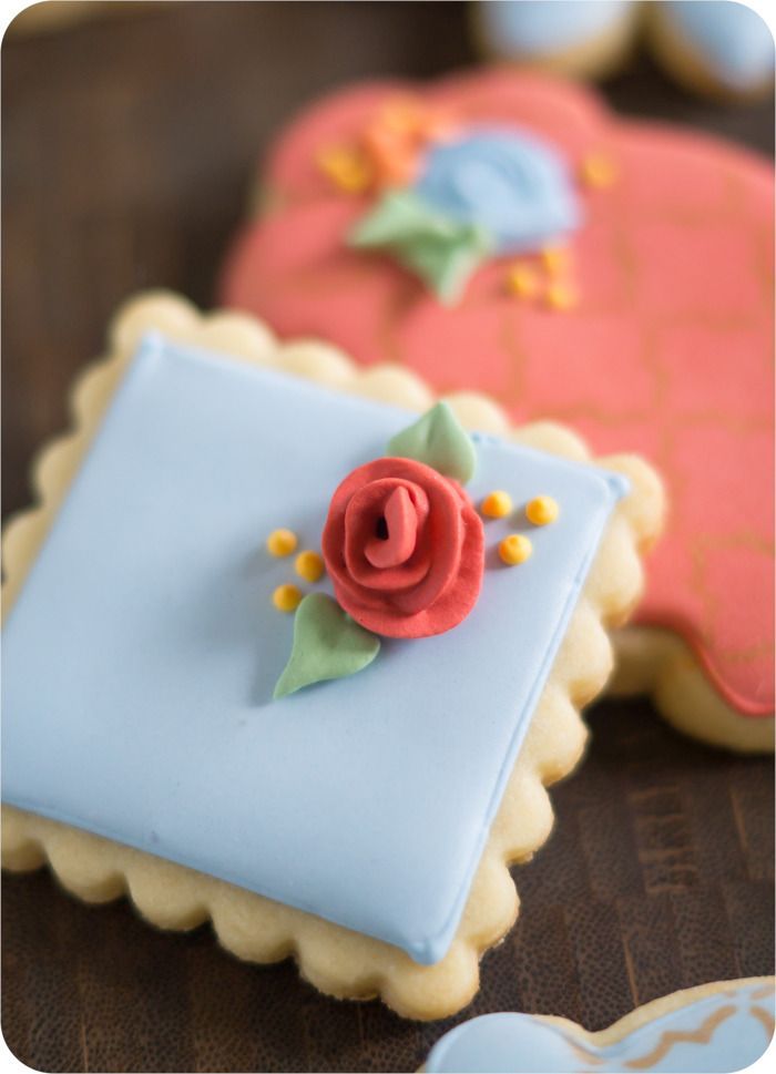 Elegant Pastel Floral Cookie Designs with Charming Scalloped Edges