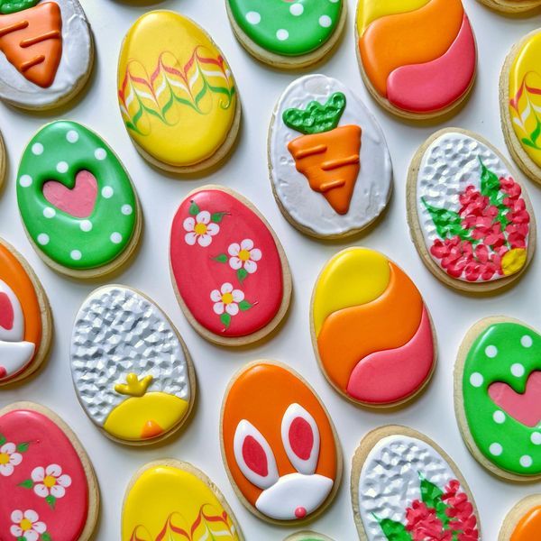 Festive Easter Cookies: Artful Designs and Vibrant Pastels.