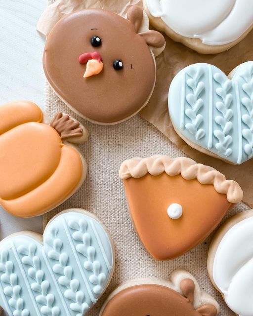 Charming Seasonal Cookie Designs: Delightful Turkey, Pumpkin, and Pie Treats in Pastel Colors.