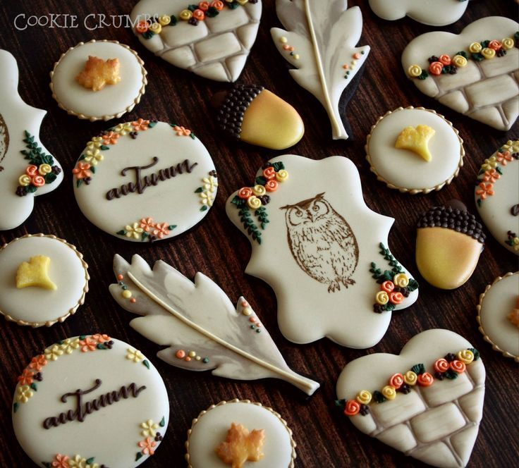 Intricate Autumn Cookie Designs: Cozy Seasonal Motifs and Warm Aesthetics.