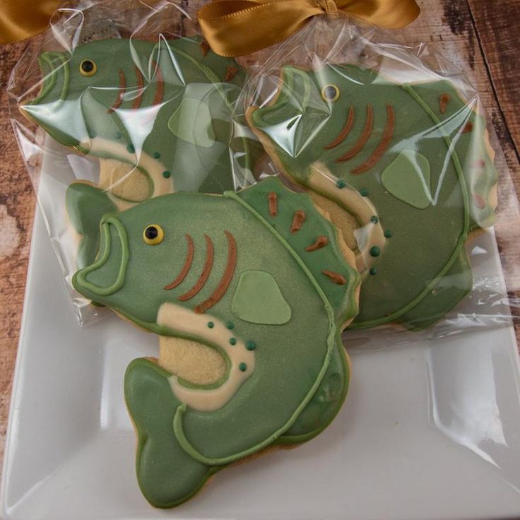 Whimsical Fish-Shaped Cookies with Vibrant Green Icing for Themed Parties.