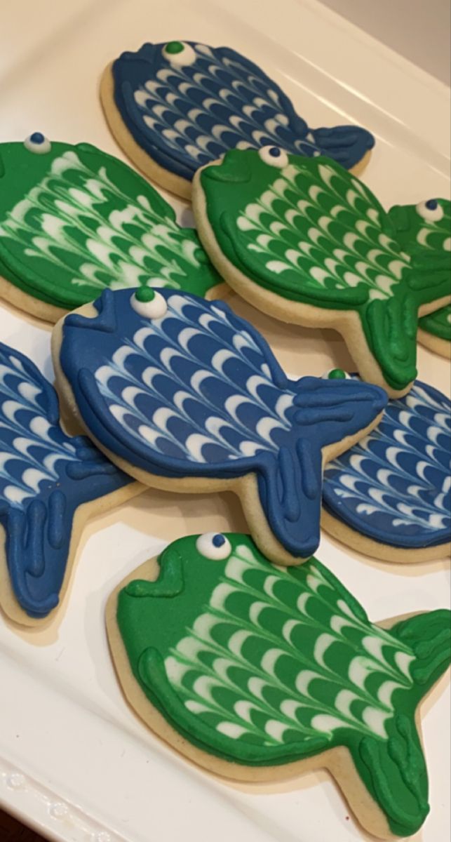 Vibrant Fish-Shaped Cookies: Whimsical Treats for Ocean-Themed Celebrations.