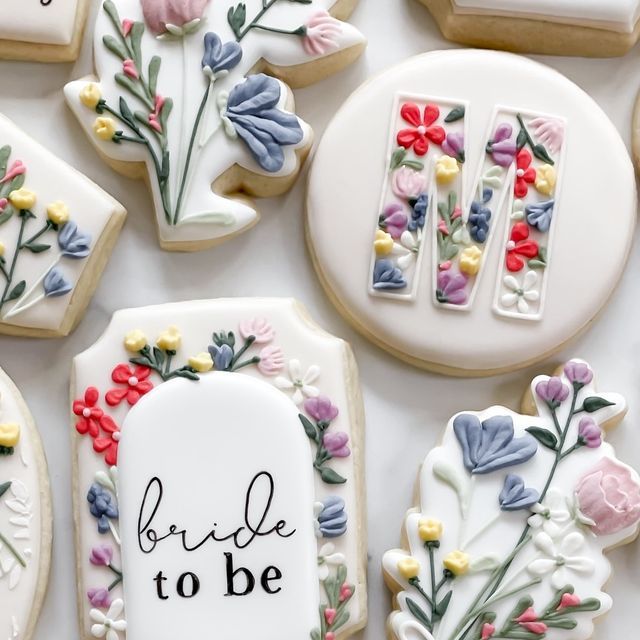 Elegant Floral-Themed Cookie Decorations for Celebrations