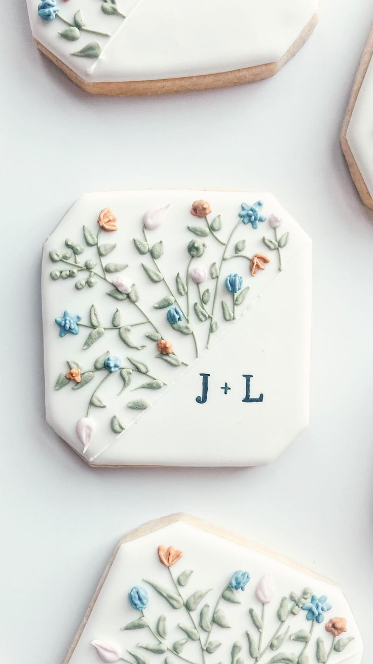 Intricate Floral Cookie Design: Delicate Pastel Patterns on Octagonal Icing.