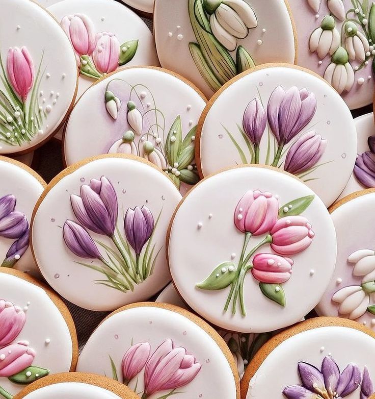 Elegant Floral-Themed Cookies: Delicate Tulip and Lily Designs Perfect for Spring Celebrations and Nail Art Inspiration.